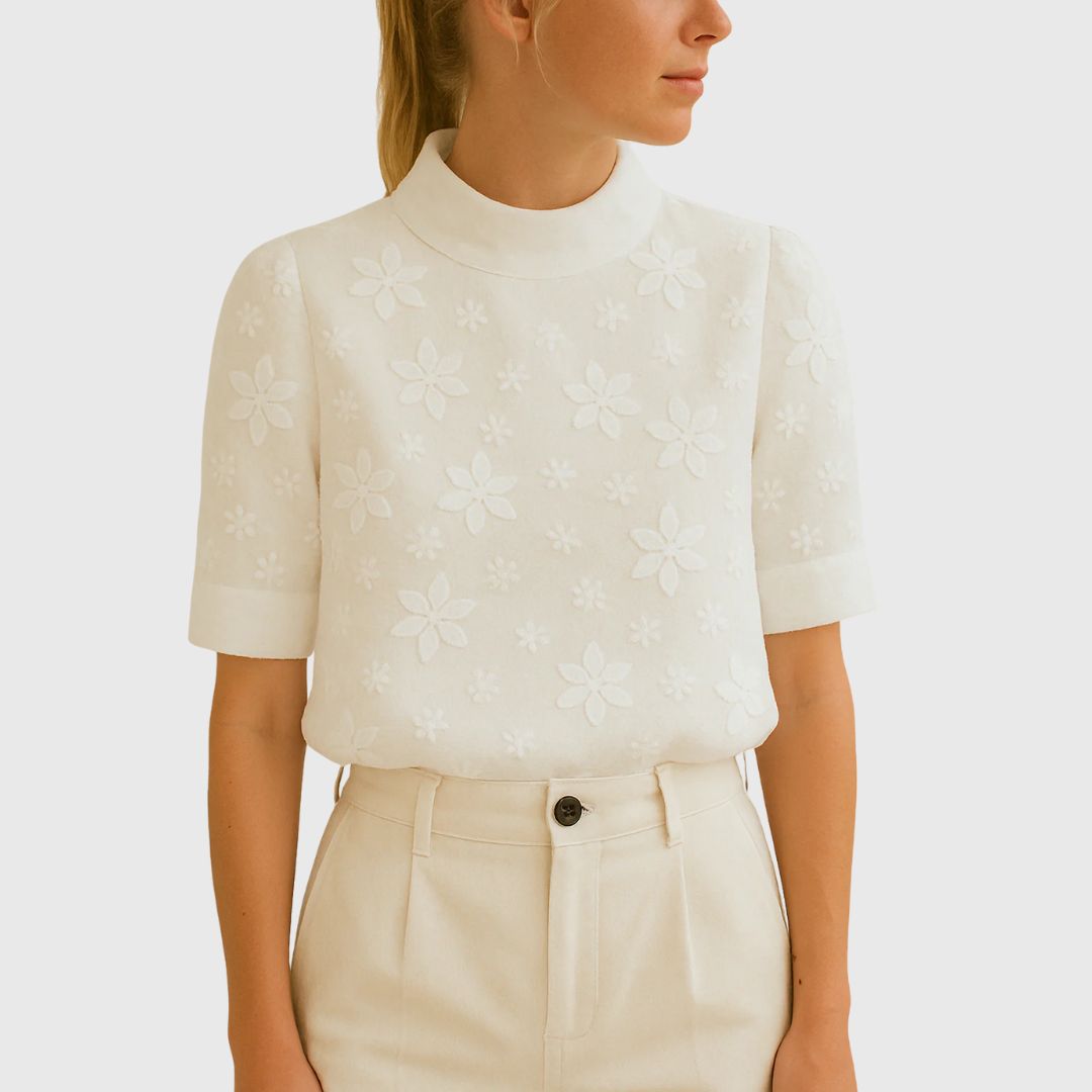 Faye – Soft Floral Blouse with Delicate Detail